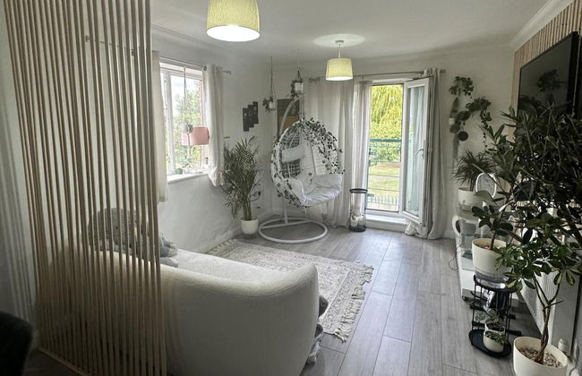 Charming Mi Casa Es Tu Casa 2-bed in Dagenham - Photo 3