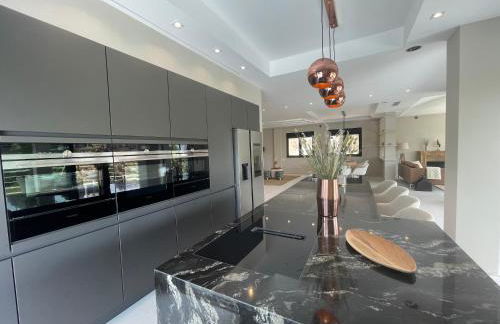 ULTIMATE LUXURY DREAM VILLA with 7 BEDROOMS, GYM, SPA and INFINITY POOL - Photo 19