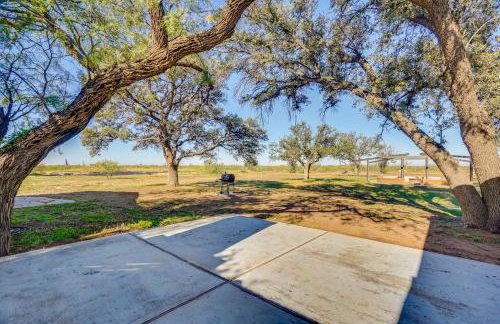 Secluded Ranch with Courtyard about 4 Mi to Odessa! - Foto 38