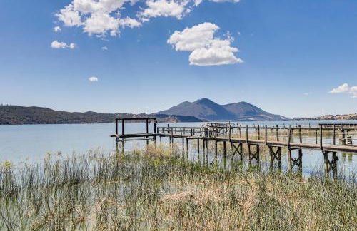 Watefront Getaway with Mtn Views and Dock in Clearlake - Foto 1