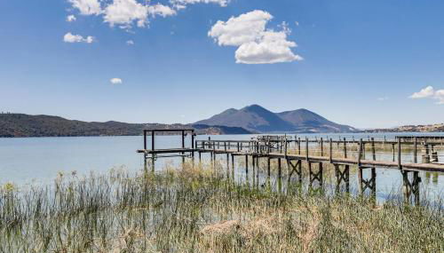 Watefront Getaway with Mtn Views and Dock in Clearlake - Foto 1
