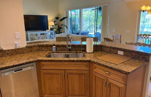 Spacious Naples Lakefront Pool Home Minutes from Downtown! - Foto 13