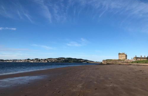 FLOUR MILL HOUSE at PITKERRO MILL, 4 double bedrooms, TVs, 3 en-suite, separate shower, wc, fully equipped kitchen, games room, large family lounge, private parking, WiFi, private garden and courtyard, long stay rates available through Honeycomb Hosts - Foto 28