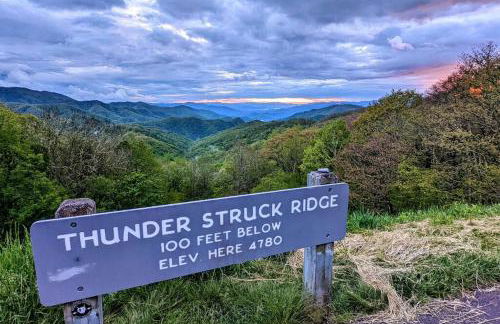 Serene Green - Views, Hot Tub, Skiing, Tubing, Gas Fireplace - Foto 37