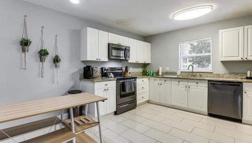 5 Mi to WDW! Spacious Resort Escape with Pool Access - Foto 5