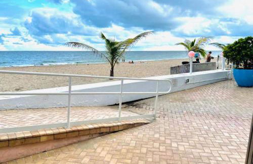 Stylish Beachfront Condo with Balcony & Ocean View - Foto 84