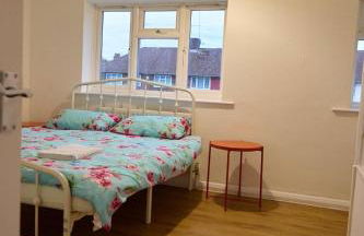 Stylish Wembley Home with Hot Tub, Parking & Garden - Foto 10