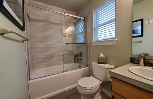 Sunkissed 3BR beach getaway - dog-friendly fenced yard, firepit, glimpse ocean views, near beach access, sleeps 8 - Foto 14