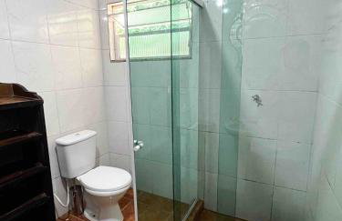 Casa com rio privado passando na frente e cercada por belas montanhas e piscina natural Estrada pavimentada até o estacionamento - Foto 12