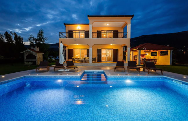 Luxury Secluded Villa w. Pool, Jacuzzi and Garden - Photo 38