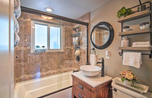 Tree-Lined Twin Peaks Cottage with Custom Stream - Foto 13