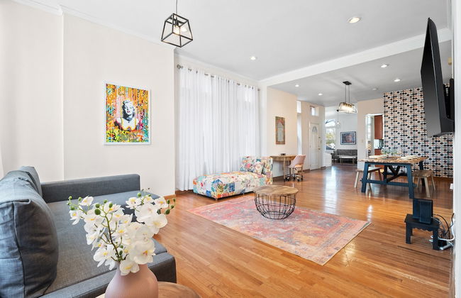 Massive Downtown Area Home... sleeps 14 - Photo 11