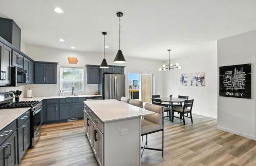 Modern Townhome Retreat in Prime Location townhouse - Photo 12