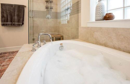 15mi to FIFA l Walkable l Gym l Garage l Heights! - Foto 49