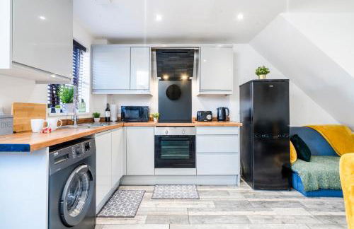 Free parking, Private Garden and Netflix, Charming Elegant 2 bedroom House Nottingham - Photo 3