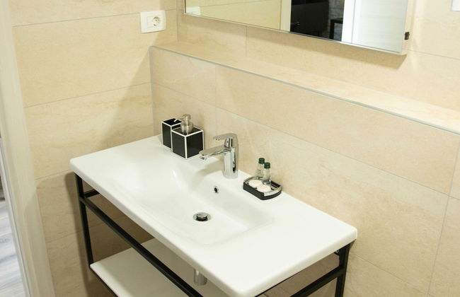 The Poolside Stone House in Bale - Foto 22