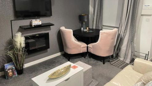 Penelope Maison - London in 50 Mins, Free Parking, 1 BDRM Home - Foto 2