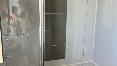 2 bed, 2 bath with decking overlooking the fishing lake at Sand Le Mere - Foto 3