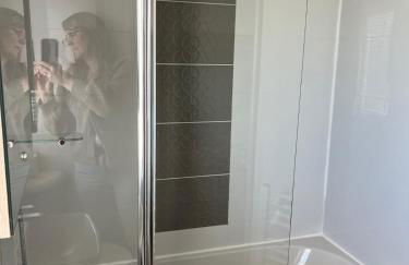 2 bed, 2 bath with decking overlooking the fishing lake at Sand Le Mere - Foto 3