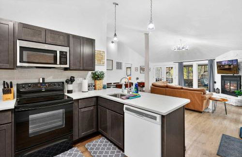 Two Cabins Retreat in Woods Resort - Dog-Friendly - Foto 57