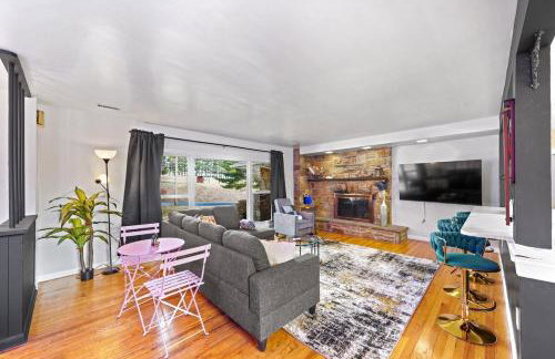 Comfort, Fun, & Charming - 5BR Oasis with Pool - Foto 2