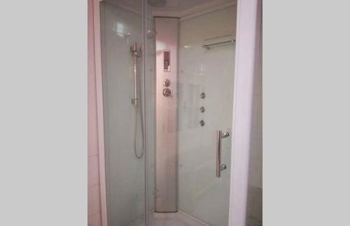 Big relax apartment with swimming pool and a peaceful garden in a private villa - Foto 20