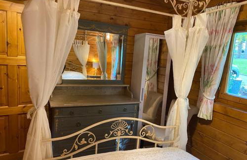 3 Bedroom Lodge Hotub pool in Horsley Surrey UK - Photo 32