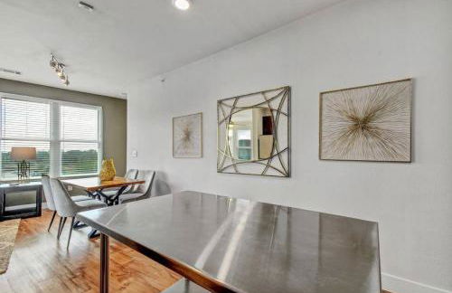 2BR Airy Getaway Near Downtown Pool Gym - Foto 11