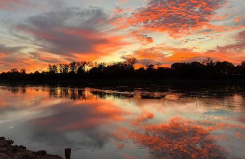 Waterfront 2 Bdrm Cabin with Best Sunset View and Huge Yard - Foto 2