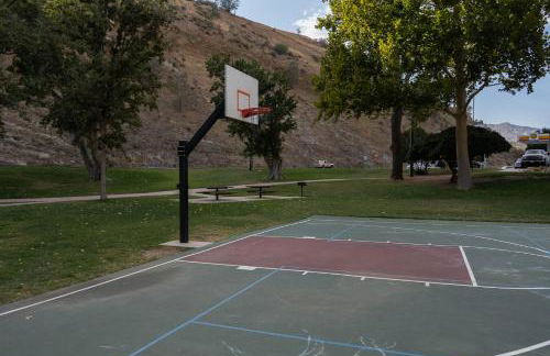 Lazy Squirrel - Cozy Family House with Full Game Room - Foto 65