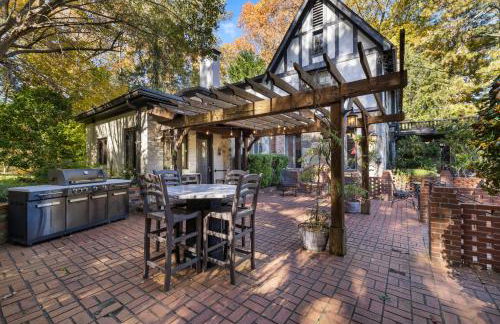 Stylish Mountain Retreat with Sunroom and Pergola - Foto 1