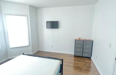 Newly renovated furnished home - Photo 13