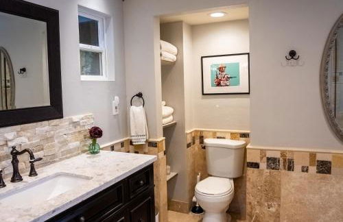 The Mighty Pines Retreat + Large Patio + BBQ+View! - Foto 20