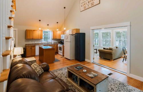 Waterfront Sebec Lake Home with Yard and Fire Pit - Foto 5