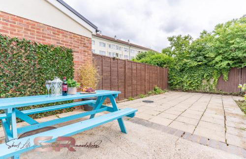 4-BR Hayes Home, Guests 8 - Ideal for Long term stays, Fast unlimited Wi-Fi - Foto 18