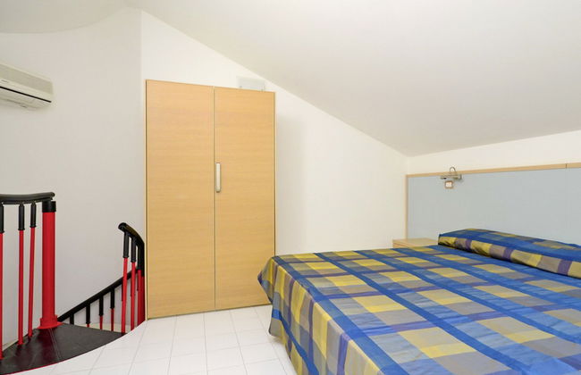 2 bedroom Apartment in Lignano Sabbiadoro with swimming pool and garden - Photo 13