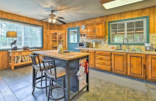 Near Hiking Trails Woodsy Pine Cabin with Fire Pit - Foto 9