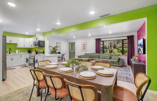 Spacious 4BD - Central Stay with Backyard & Games - Foto 23