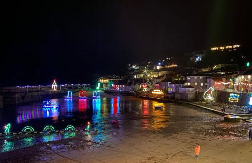 The Old Gallery - Charming Coastal Escape For Two - Photo 27