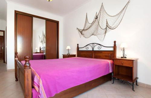 Os Apartamentos A Ramos na Praia da Galé Estão inserido em Condomínio com PISCINA, Fica apenas a 350 Metros da Praia da Galé - Apartamentos com Ar Condicionado tanto nos Quartos como na Sala, Smart TV com Prime Vídeo e Cozinha Completa - Foto 53