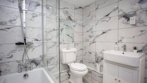 Central 2BR Apartment - 4 Min Walk To Train, High-Speed WiFi & Smart TVs! - Foto 4, Shower