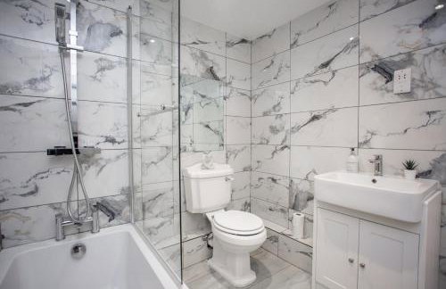 Modern 2BR Pad - 4 Min to Station, Fast WiFi and Smart TVs! - Foto 4