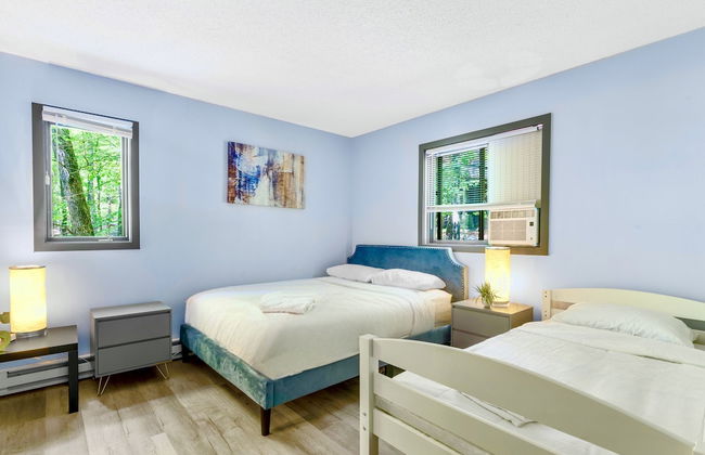 4BD Family Cottage in Pocono Forest W Private Pool & Hot-tub by RedAwning - Foto 3