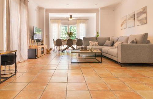 Casa familiar junto al Lago de la Encantada con zona de juegos, BBQ y cine - Foto 1