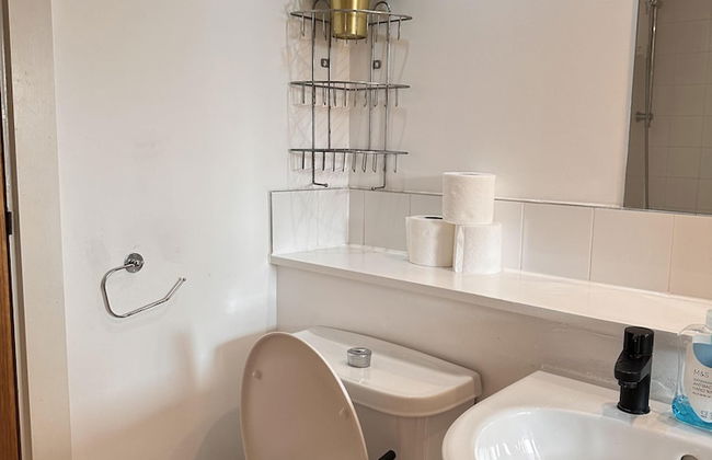 Beautiful 2-bed Apartment in London - Photo 16