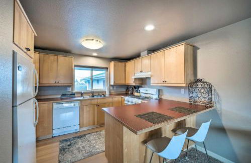 Apartment with Gas Fireplace about half Mi to Beach! - Foto 8