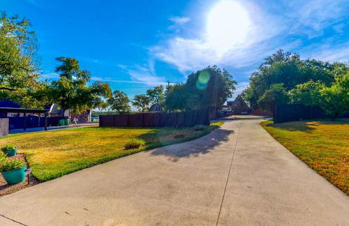 Hot Tub and Views Luxe Lake Bridgeport Retreat - Foto 26