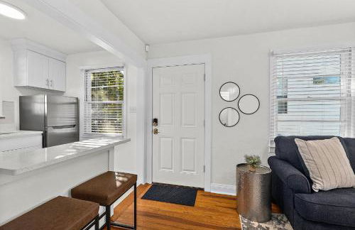 Private Uptown Flat - Walk to Nights of Lights! - Foto 6