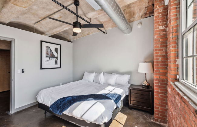 Luxury Historic Loft with Gym - Photo 45