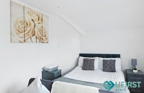 Delightful 3BR Home - Hot Tub - Near Castle, QMC - City Centre & Trent Bridge - Free WiFi & Parking - Sleeps 6 - Foto 2